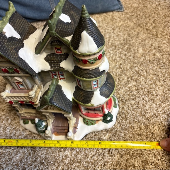 Santa’s Workbench Valleyview Manor light up Christmas village house - Picture 7 of 8